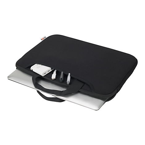 Schwarze Laptoptasche mit einem silbernen Laptop und Zubehör wie Ladegerät und Stiften.