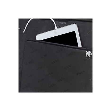 Ein weißes Tablet steckt in einer schwarzen Tasche. Ein weißes Ladekabel führt in das Tablet. Die Tasche trägt den Aufdruck „DICOTA“.