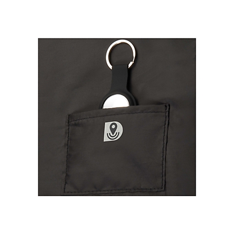Detailaufnahme einer schwarzen Tasche mit einer kleinen Tasche mit einem Logo. Ein Schlüsselanhänger mit einem Tracker ist in die Tasche gesteckt.