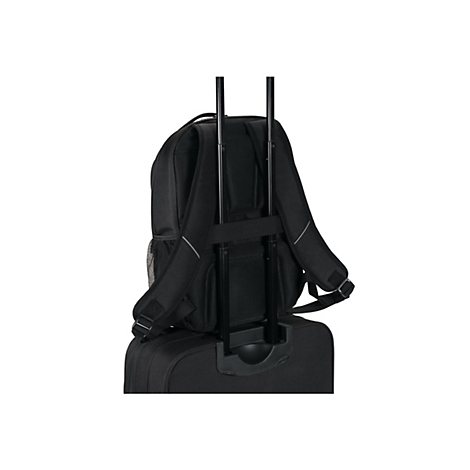 Schwarzer Rucksack auf einem schwarzen Trolley, vor weißem Hintergrund. Der Rucksack hat gepolsterte Gurte, eine Netztasche und einen Reflektorstreifen.