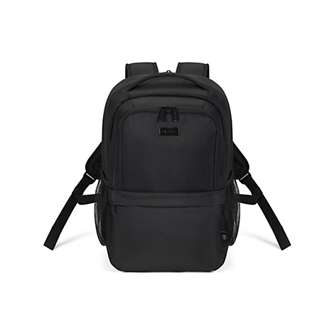 Schwarzer Rucksack vor weißem Hintergrund. Der Rucksack hat ein Hauptfach, eine Fronttasche und seitliche Netztaschen.