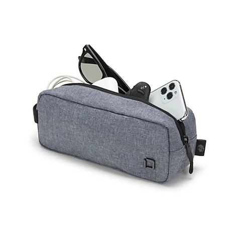 Eine graue, längliche Kulturtasche gefüllt mit Sonnenbrille, Smartphone und Ladekabel.