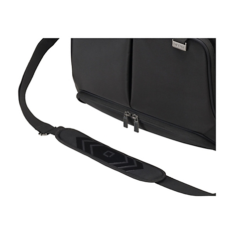 Detailaufnahme einer schwarzen Laptoptasche mit Schultergurt. Der Gurt hat eine gepolsterte Schulterauflage mit einem Pfeil-Design. Reißverschlüsse und Logo der Marke sind sichtbar.