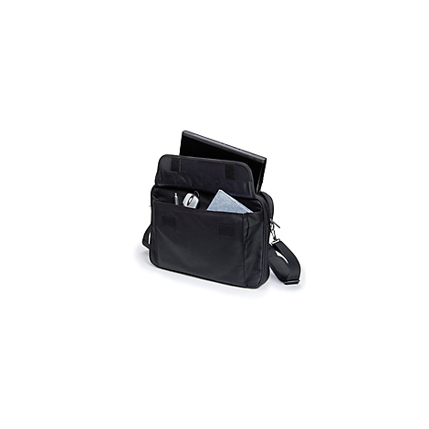 Schwarze Laptoptasche mit Laptop, Stift, Maus, Brillenputztuch. Die Tasche ist geöffnet, der Trageriemen ist sichtbar.