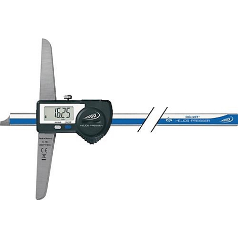 Digitale dieptemeter. Het display toont 16.25. Logo's en belettering staan op het meetinstrument.