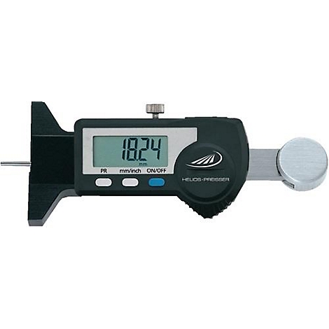 Digitale dieptemeter met weergave 18,24 mm. Zwarte behuizing, zilveren meetnaald en draaikop. Opschrift: Helios-Preisser.