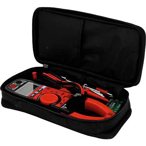 Ein rotes Multimeter mit Zubehör in einer schwarzen Tasche. Das Multimeter ist geöffnet und enthält Messleitungen und Batterien.