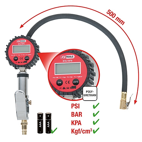 Digitaler Reifendruckprüfer mit schwarzem Schlauch und rotem Display, Batterien und detaillierter Nahaufnahme.