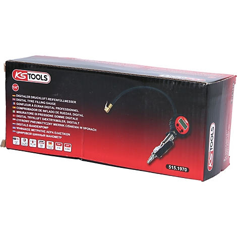 Schwarzer Karton mit roter Fläche. Ein digitales Reifenfüllgerät mit rotem Display und Metallanschluss wird in der Verpackung gezeigt. Mehrsprachiger Text.