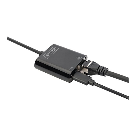 Adaptateur Digitus noir avec câbles branchés. L'adaptateur porte l'inscription "Digitus".