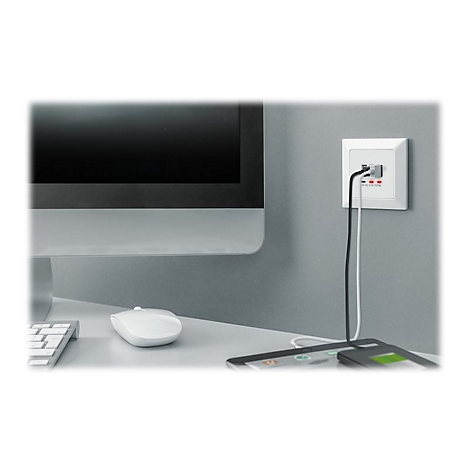 WeiÃŸer Stecker mit schwarzen und weiÃŸen Ladekabeln, die ein Smartphone und Tablet laden. Im Hintergrund ein Monitor und eine Tastatur.