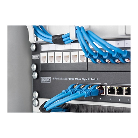 Nahaufnahme eines Netzwerkschalters mit blauen Ethernet-Kabeln. Beschriftung: 8 Port 10/100/1000 Mbps Gigabit Switch.