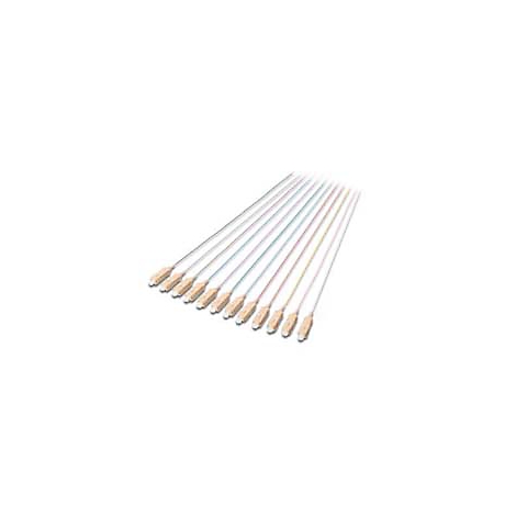 Mehrere sterile Wattestäbchen, schräg angeordnet auf weißem Hintergrund.