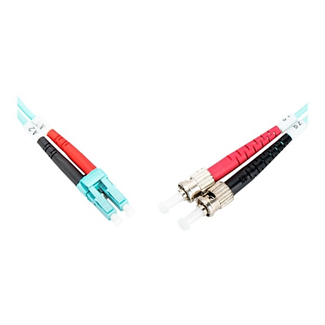 Zwei Glasfaserkabel mit farbigen Steckern, rot, schwarz und hellblau, vor weißem Hintergrund.