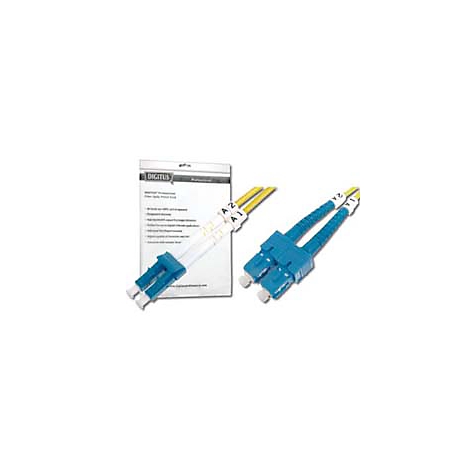 Zwei Glasfaser-Patchkabel mit blauen Steckern, gelben Kabeln, beschriftet mit 1A und 2A, neben der Verpackung.