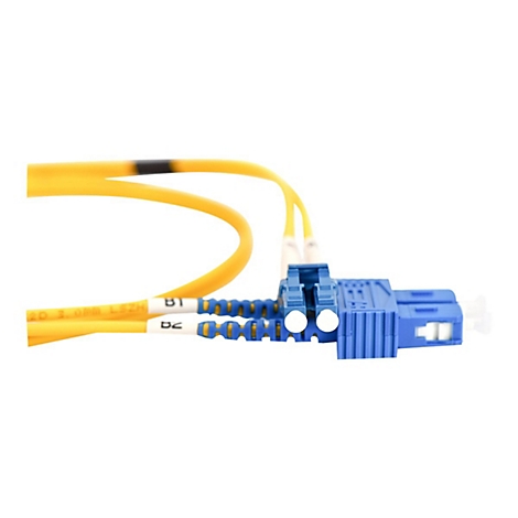 Nahaufnahme eines blauen Glasfaseranschlusses mit gelben Kabeln auf weißem Hintergrund. Auf dem Kabel steht 2D 3.0mm LSZH.
