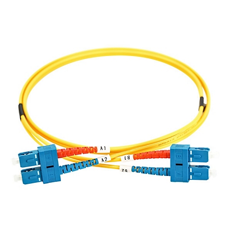 Ein gelbes Glasfaserkabel mit blauen Duplex-Steckern und rot-blauen Knickschutztüllen, beschriftet mit A1, A2, B1, B2.