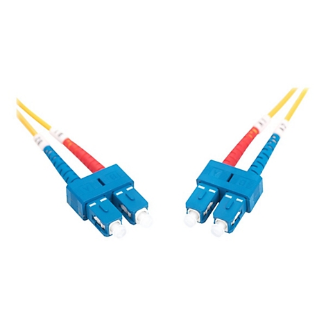 Zwei blaue SC-Duplex-Glasfaserstecker mit gelben Kabeln vor weißem Hintergrund.