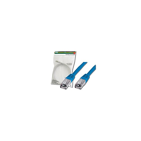 Zwei blaue Netzwerkkabel mit metallischen Steckern, neben der Produktverpackung auf weißem Hintergrund.