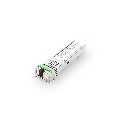 Ein silberner SFP-Transceiver auf weißem Hintergrund, mit grünen Akzenten.