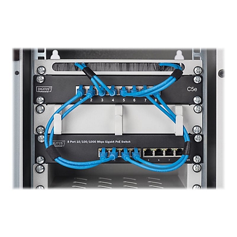 Ein Rack mit zwei Netzwerk Switches. Blaue Kabel sind verbunden. Auf den Switches steht digitus.