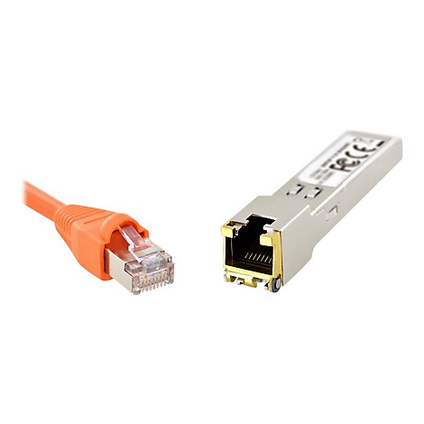 Ein orangefarbenes Ethernet-Kabel und ein silbernes SFP-Modul liegen auf weiÃŸem Hintergrund.
