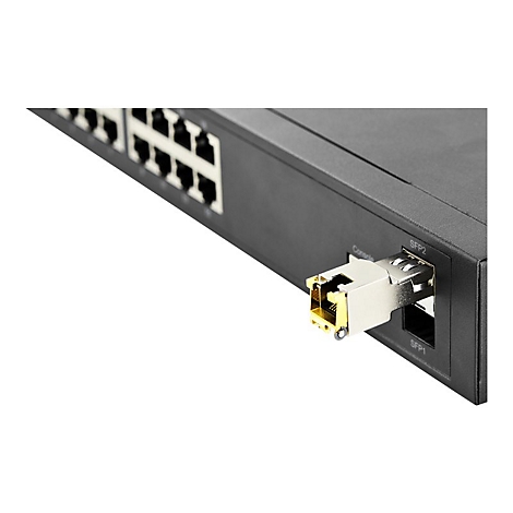 Ein Netzwerk Switch mit einer eingesteckten Netzwerkverbindung. Die Netzwerkverbindung wird in einem metallenen Stecker angezeigt, der in den Switch eingesteckt ist.