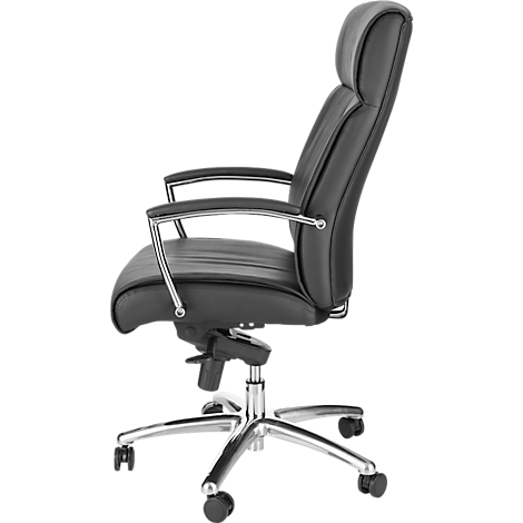 Zijaanzicht van een zwarte bureaustoel met chromen frame, armleuningen en vijf wielen.