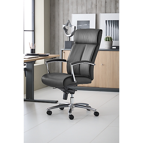 Zwarte bureaustoel, leer, chromen poten, tegen kantoorachtergrond.