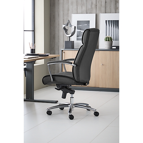 Zwarte bureaustoel met hoge rugleuning, zilveren frame, staat in een licht kantoor.