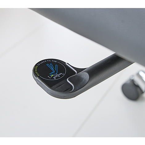 Detail van een zwart stoelmechanisme met de tekst voor kantelvergrendeling.