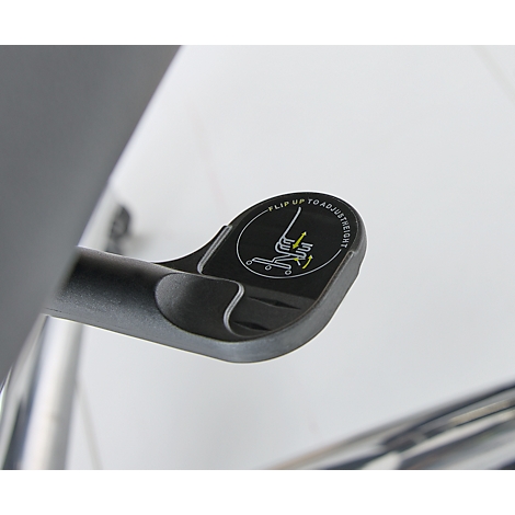 Close-up van een zwarte hendel met een ronde knop. Op de knop staat: "Flip up to adjust".