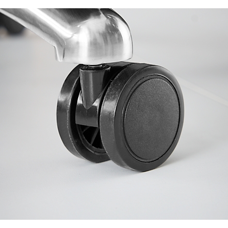 Close-up van een zwart stoelwiel onder een metalen stoelpoten.