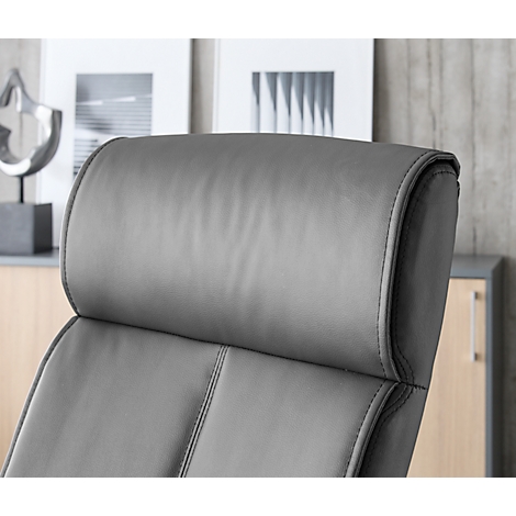 Close-up van een grijze bureaustoel bekleed met leer. De focus ligt op de hoofdsteun en de bovenrug, die een zachte, kussenvormige vorm hebben.