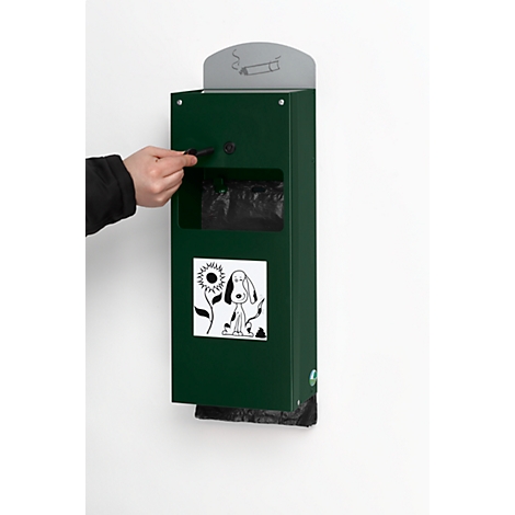 Een persoon neemt een zak uit een groene dispenser. De dispenser heeft een hondenmotief en een asbakbevestiging.