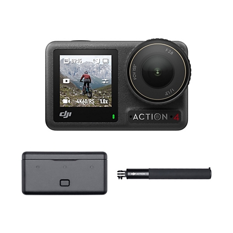 DJI Action 4 Kamera mit Display, Akku-Gehäuse und Zubehörstange vor weißem Hintergrund.