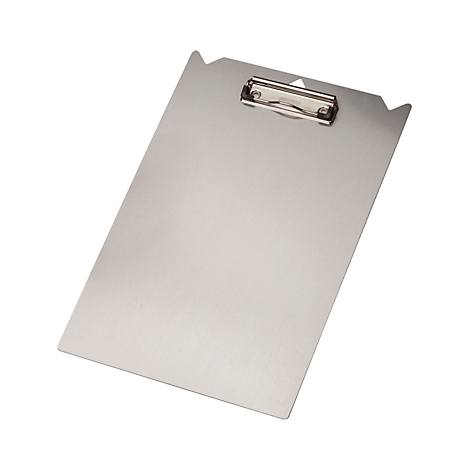 Ein silberfarbenes Klemmbrett aus Metall mit einer stabilen Metallklemme am oberen Rand.