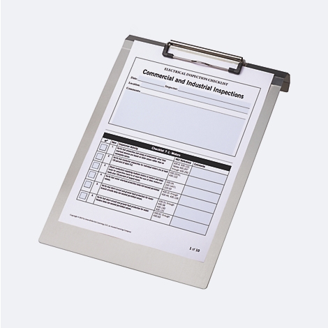 Klemmbrett mit einem Formular für elektrische Inspektionen in gewerblichen und industriellen Bereichen.
