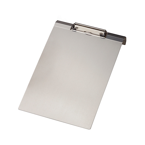 Ein silbernes Klemmbrett aus Metall mit Metallclip vor weißem Hintergrund.