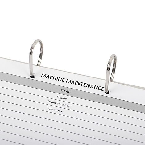 Nahaufnahme eines Wartungsplan-Formulars in einem Ringordner mit der Überschrift Machine Maintenance.