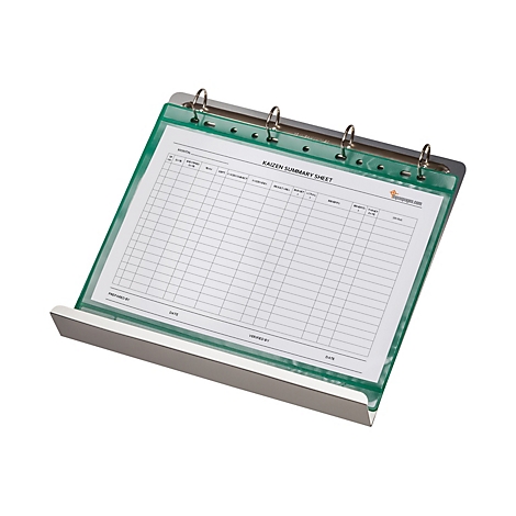 Ein Kaizen-Formularblatt in einer grünen Klarsichthülle, befestigt an einem silbernen Ringbuchhalter auf einem Pult.