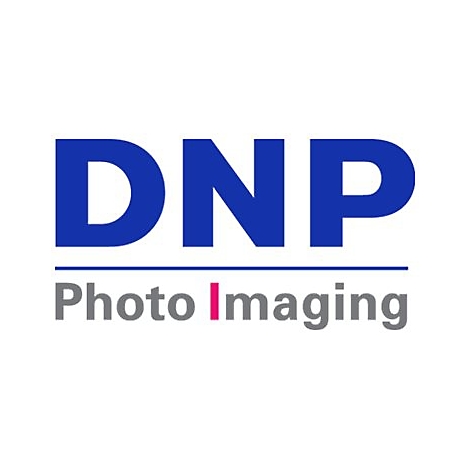 Blaues DNP Logo mit dem grauen Schriftzug Photo Imaging darunter, wobei das I in Pink hervorgehoben ist.