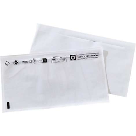 Zwei weiße Versandtaschen aus Papier mit aufgedruckten Nachhaltigkeitssymbolen und Climate-Contribution-Logo.