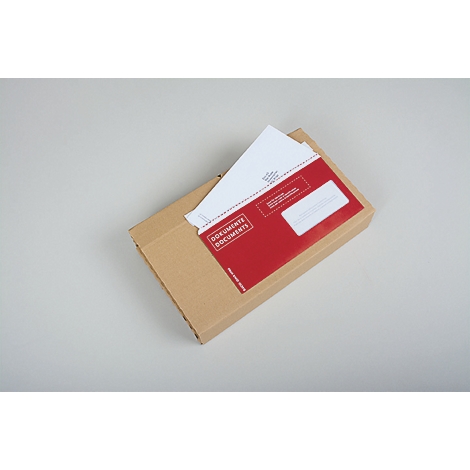 Ein brauner Karton, darauf ein roter Umschlag mit Dokumenten. Ein weisses Blatt schaut heraus.