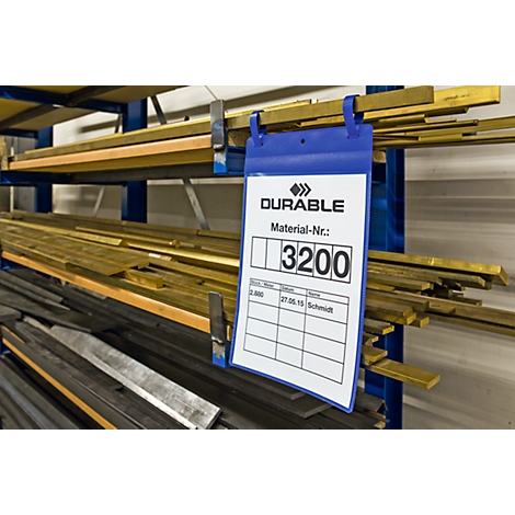 Metallstangen auf Regalen, ein blaues Schild mit der Aufschrift „DURABLE“ und der Nummer 3200.