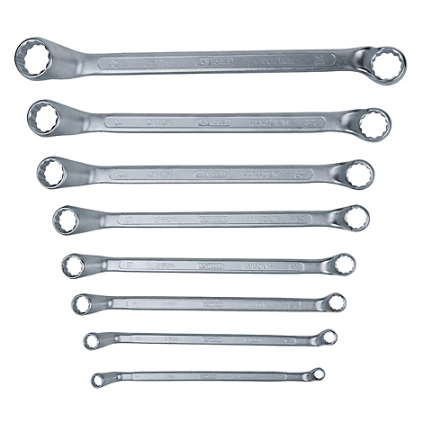 Sieben silberne Ringschlüssel, angeordnet von groß nach klein, vor weißem Hintergrund.