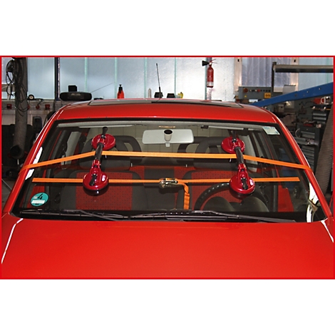 Rotes Auto mit installierten Saughaltern an der Windschutzscheibe. Gelbe Gurte fixieren diese.