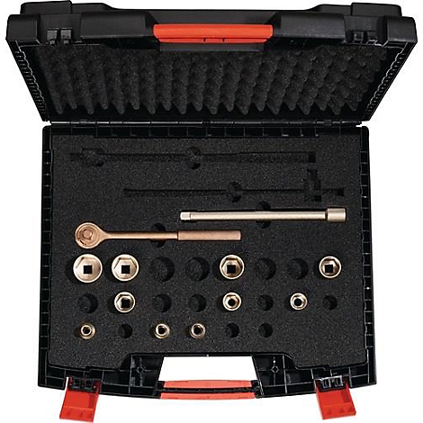 Open gereedschapskist. Schuimrubberen binnenkant met gereedschap, ratels en doppen. Zwarte doos met een rode sluiting.
