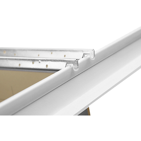 Gros plan d'une gouttière blanche avec un détail de support métallique.