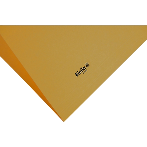 Gros plan sur une feuille de papier orange avec le texte 'Biella Swiss'.